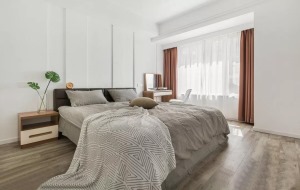 主卧白色墙面配以黑色皮质床靠背，简洁明了，床品的灰度恰到好处，营造宁静舒适的睡眠氛围。
