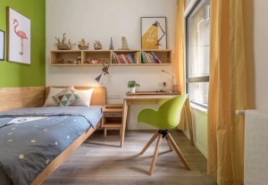 儿童房选择了布置一个单人床和书桌，床头背景墙上做一个收纳架，增强储物能力。绿色、黄色的使用让儿童房看