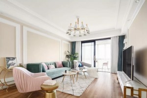 整个客厅空间以浅杏色为主，白色勾边为辅，而绿色布艺沙发搭配粉色和灰色的休闲椅，清新的配色显得自然和谐