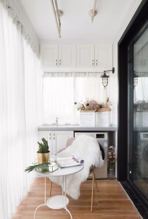 ▲阳台洗衣机嵌入洗手台，还做了米白色的吊柜和地柜，挂上一圈的白色窗帘，营造清亮透净的慵懒氛围。