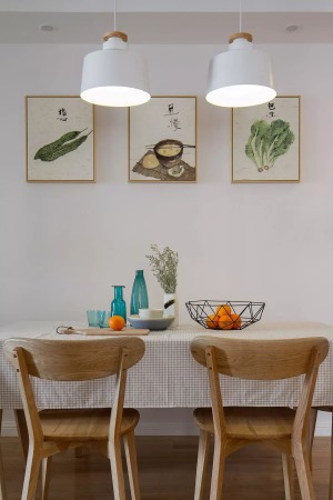 白墙上的一幅幅关于五谷杂粮的挂画，显得餐厅格外温馨接地气，并且勾起人吃饭的食欲。