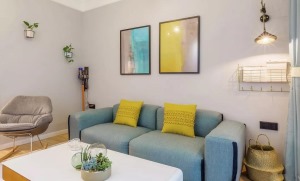 沙发角落安装了壁灯和收纳篮，金色色调质感极佳，十分凸显品位。
