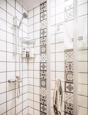 淋浴间全贴了白色瓷砖