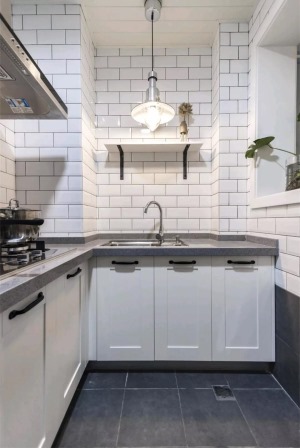 厨房处选择了最近最为流行的长方形小白砖设计，搭配浅灰色的地砖，打造出一个时尚、有格调的厨房空间。