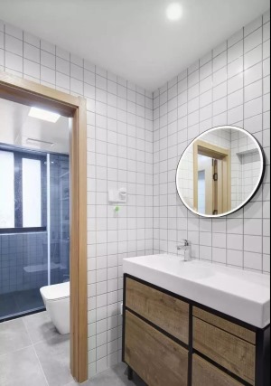 由于只有一個衛生間，所以是選擇了把洗手臺給放在衛生間門外的設計，這樣一家人日常使用會方便許多