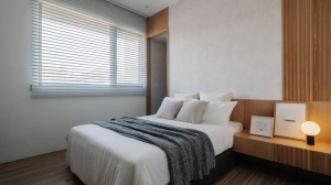 主卧室也是以白色和木色为主，大面积的了留白和白色的软装，在木质感的床头造型和灯光的衬托之下