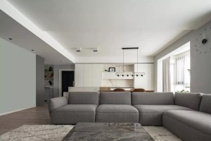 ▲灰色的L形布艺沙发，为客厅提供了一个方便舒适的坐席位置。