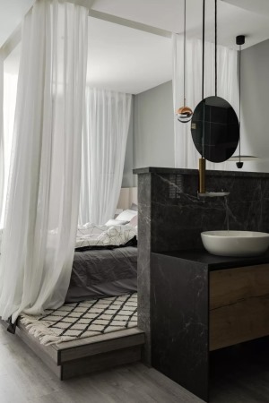 整个床铺区域都以地台抬高，朦胧的纱帘，使得卧室若隐若现的，充满了优雅浪漫的仪式感。