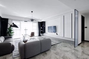 客厅的电视背景墙选择了中间留空刷白，周边做上收纳柜的设计，悬空的隔板和柜子连在一起