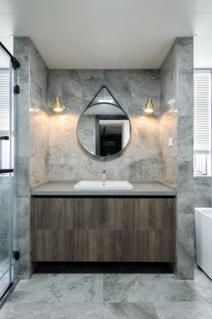 卫生间内部的空间非常宽敞，在洗手台的两侧分别作了淋浴房和浴缸的设计