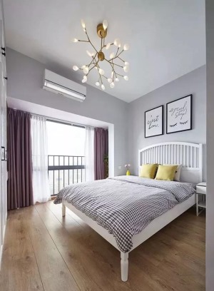 主卧室的床头背景墙是简单的刷上了乳胶漆和点缀两幅挂画，格子状的床品和紫色的窗帘给这个卧室带来了更为优