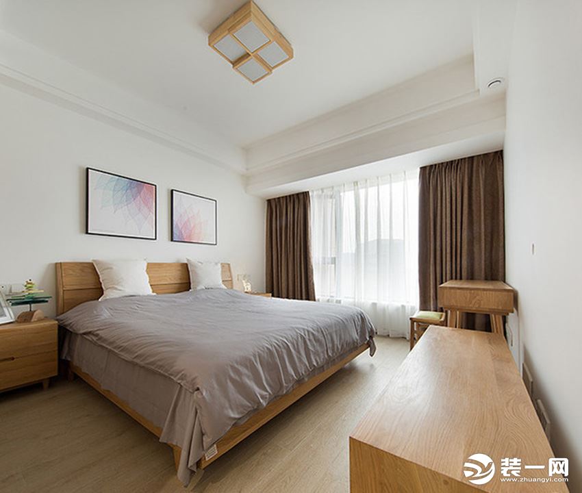 在木质风格中，卧室的风格一定是非常简单的，但是整个空间木质颜色又显得非常美观!