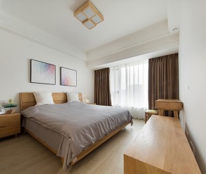 在木质风格中，卧室的风格一定是非常简单的，但是整个空间木质颜色又显得非常美观!