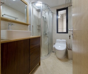 卫生间中原木色浴室柜搭配上米黄色的瓷砖，整个空间就显得非常素雅与整洁