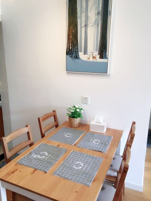 餐厅采用的也是北欧风的简约实木餐桌，一种自然地舒适感油然而生。