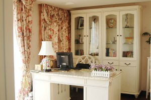 淺色搭配書房讓空間更為敞亮，碎花窗簾多了點自然氣息。