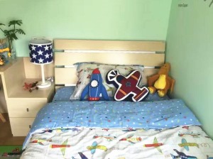 儿童房墙面选择的是活力的绿色漆，床上放了好多宝宝喜欢的小玩具，童趣十足、天真烂漫。