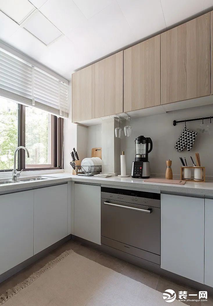 厨房空间以灰白两色为主调，加以温润原木元素的融入，浑然天成的色彩搭配，简约自然不失质感。