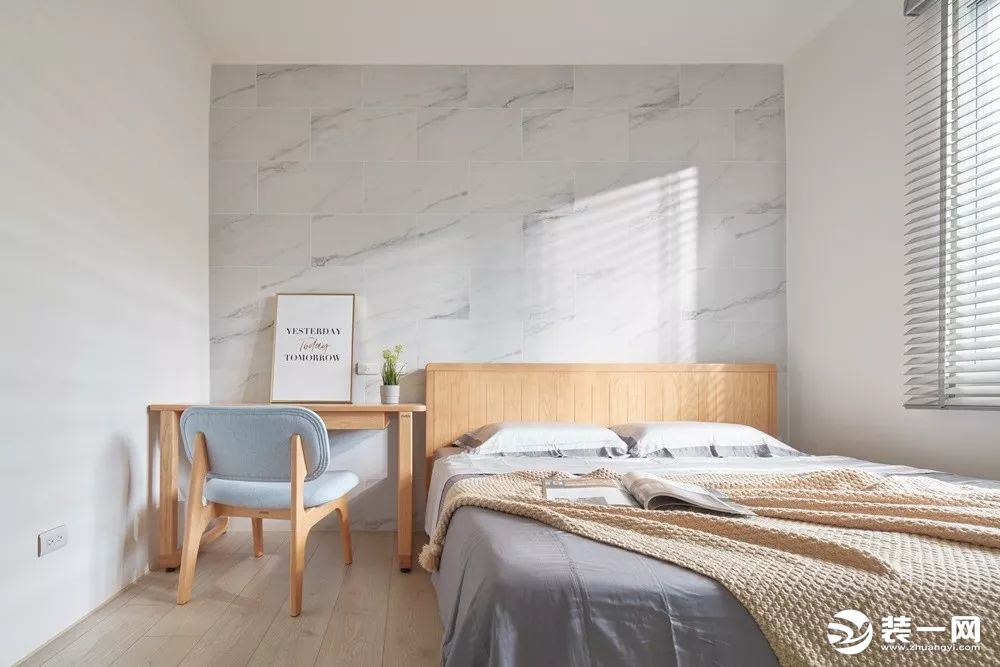 为延续公空间自然调性，卧室以简白色调为基底，并于主墙铺设仿石纹壁砖，透过浅灰白纹理提升寝室优雅气质。