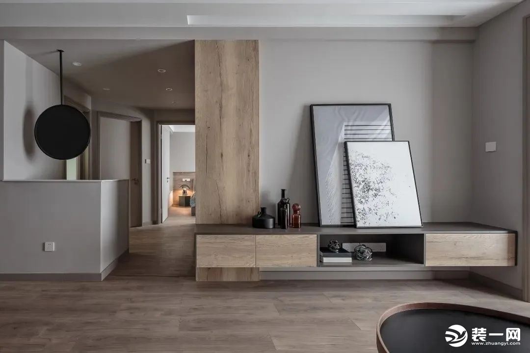 客厅空间小，没有设计满墙电视柜，而是选择了简单的原木风地柜形式，悬空设计的电视柜让空间更加通透性，减
