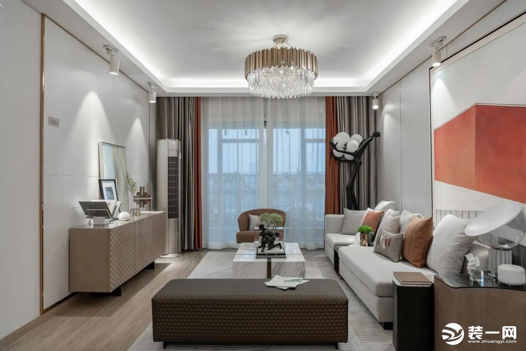 现代风的客厅，布置轻奢质感的家具软装，在细节处加入金属与石材质感，加上活泼鲜艳的配色，使得空间充满华