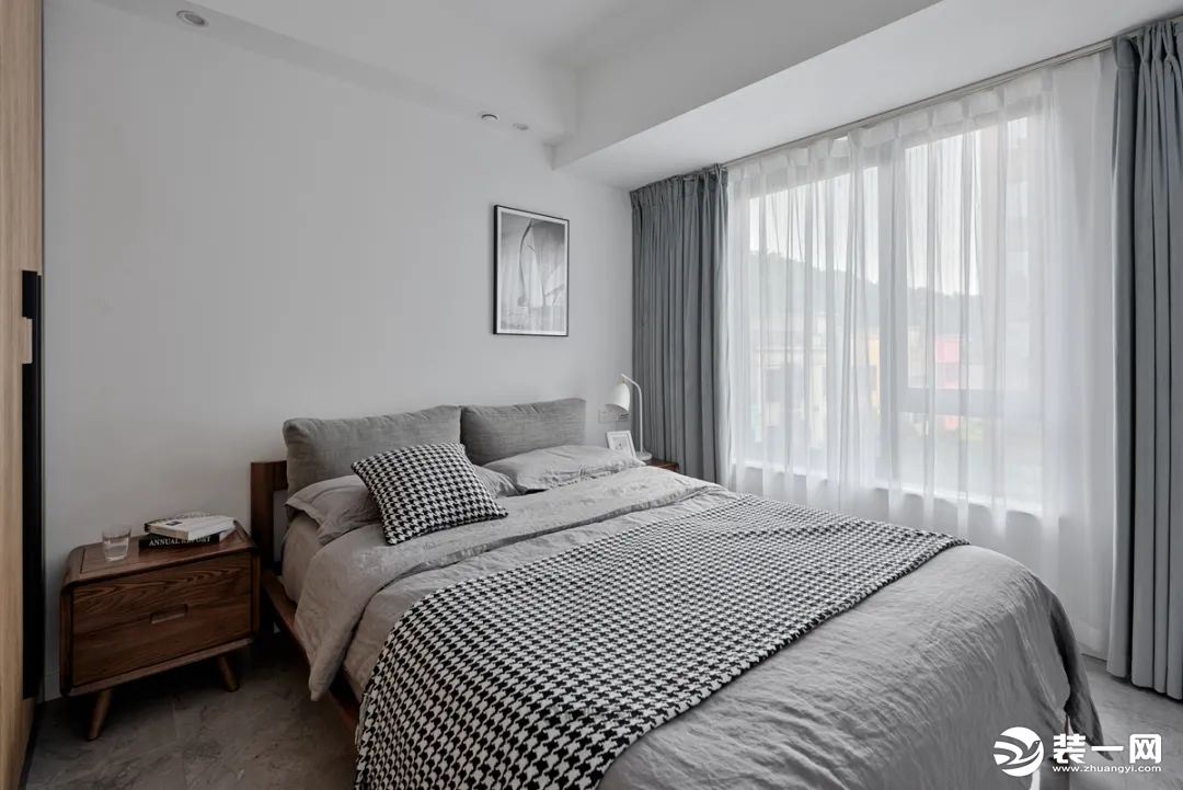 卧室整体简洁灰的空间，从墙面、窗帘、床单的硬装与软装都采取简约灰的设计，使得空间趋于简单舒适为主。