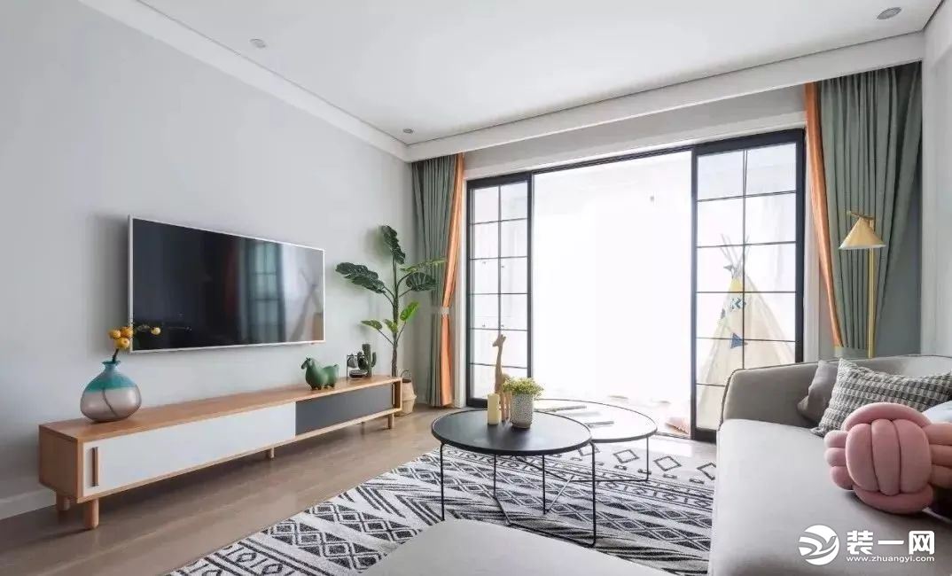 电视背景墙没有过多修饰，纯色块墙面搭配木色电视柜，撞色窗帘与局部的亮色软装呼应。