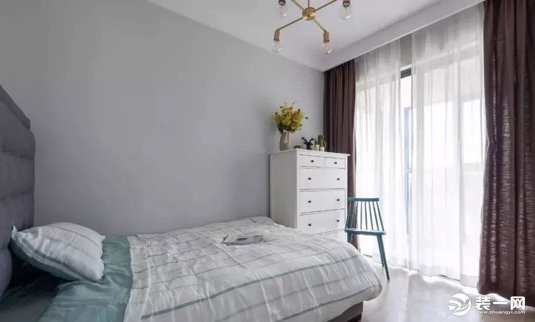 次卧，简单的硬装，搭配纯色块软装，打造清新舒适的就寝环境。