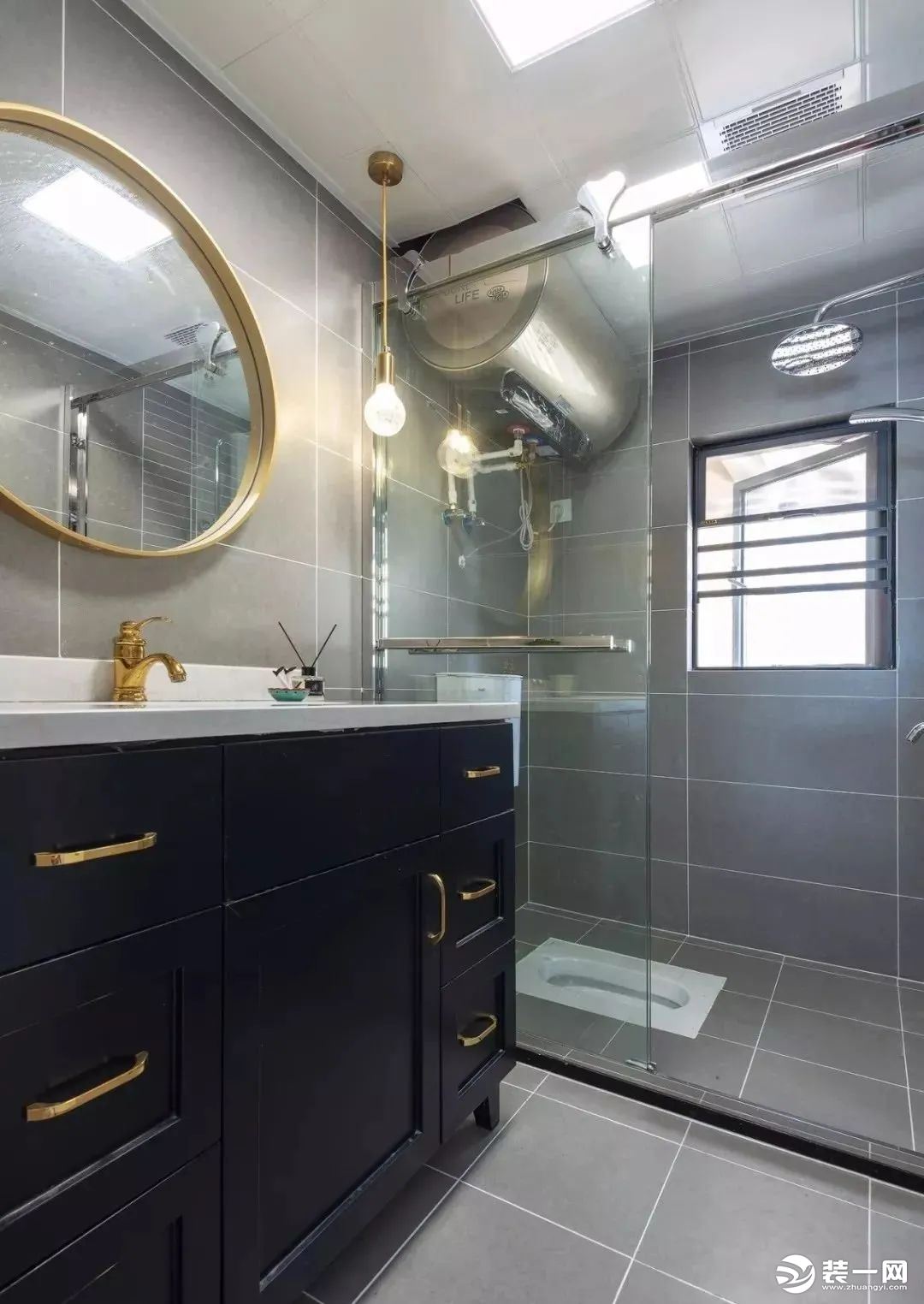 卫生间整体通铺灰色瓷砖加白色美缝，金色元素相互穿插使用，玻璃淋浴房尽量做到干湿分