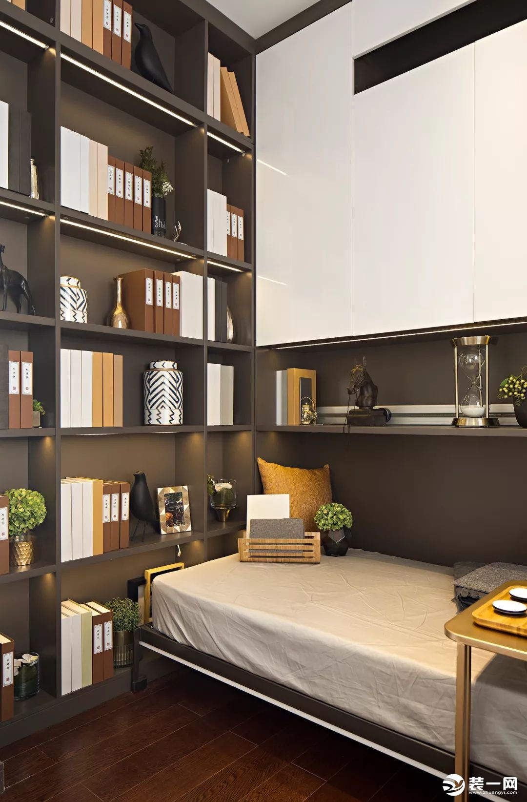 设计师将小卧室设计成多功能室，书房+客房+休息室+老人房+茶室等功能，都能在这个小房间里实现！