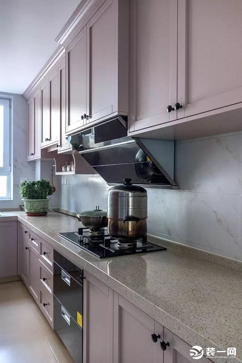 灰色调的橱柜、大理石台面，厨房简约优雅，又易于打理。