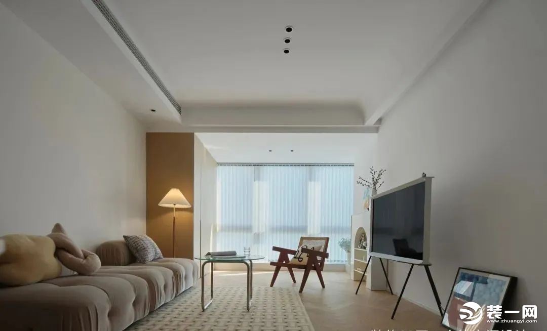 客厅，墙面大面积留白，没有复杂的装饰与家具，加上无主灯设计，简单大方却不失质感。