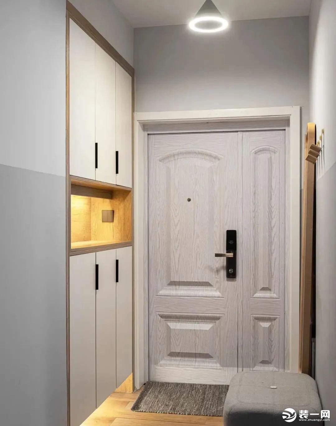 玄关，进门右手边定制到顶的玄关柜，中部、底部留空的设计，满足收纳空间的同时，增加实用性。