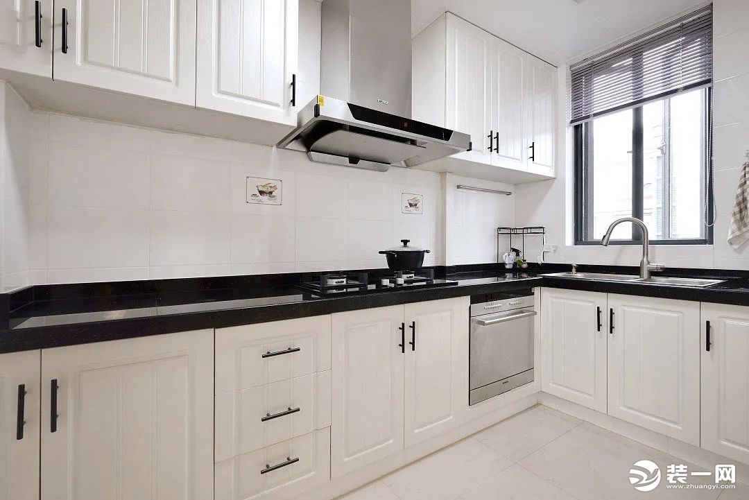 厨房，整体以黑、白、灰三色穿插，让空间层次更鲜明。定制了L型的橱柜布局，提供了充足的收纳+操作空间，
