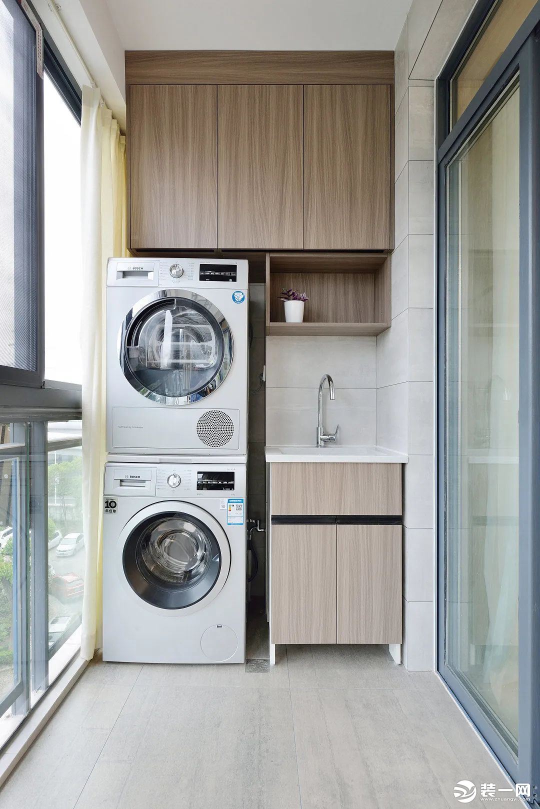 阳台右侧设计成洗衣房，洗衣机和烘干机竖直叠放，使用方便节省空间。