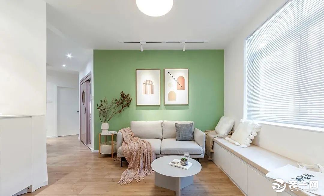 客厅，沙发墙选择清爽的抹茶绿乳胶漆，搭配浅灰色的双人沙发和小茶几，打造出简约小清新的格调。靠窗打造了