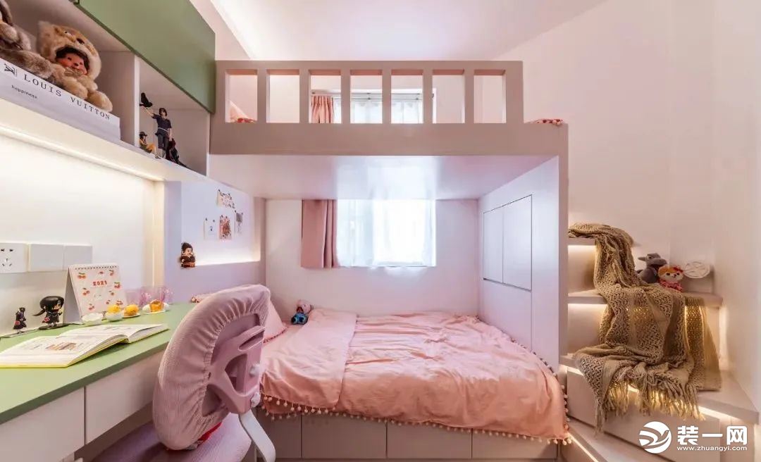 原厨房改成了儿童房，定制了带抽屉+收纳型楼梯+床尾带超大收纳空间的异形结构床，大大增加了空间利用率。