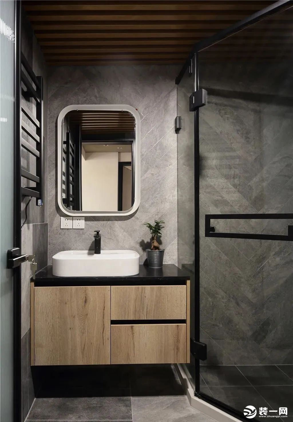 客卫，安装了玻璃淋浴房，做干湿分离设计，保证空间的干净清爽。