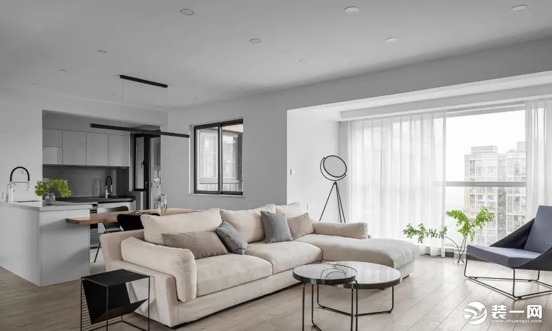 客厅，整体涂刷大白墙，搭配超大的落地窗，以及舒适的布艺沙发、单人沙发椅、个性落地灯，打造出轻松惬意的