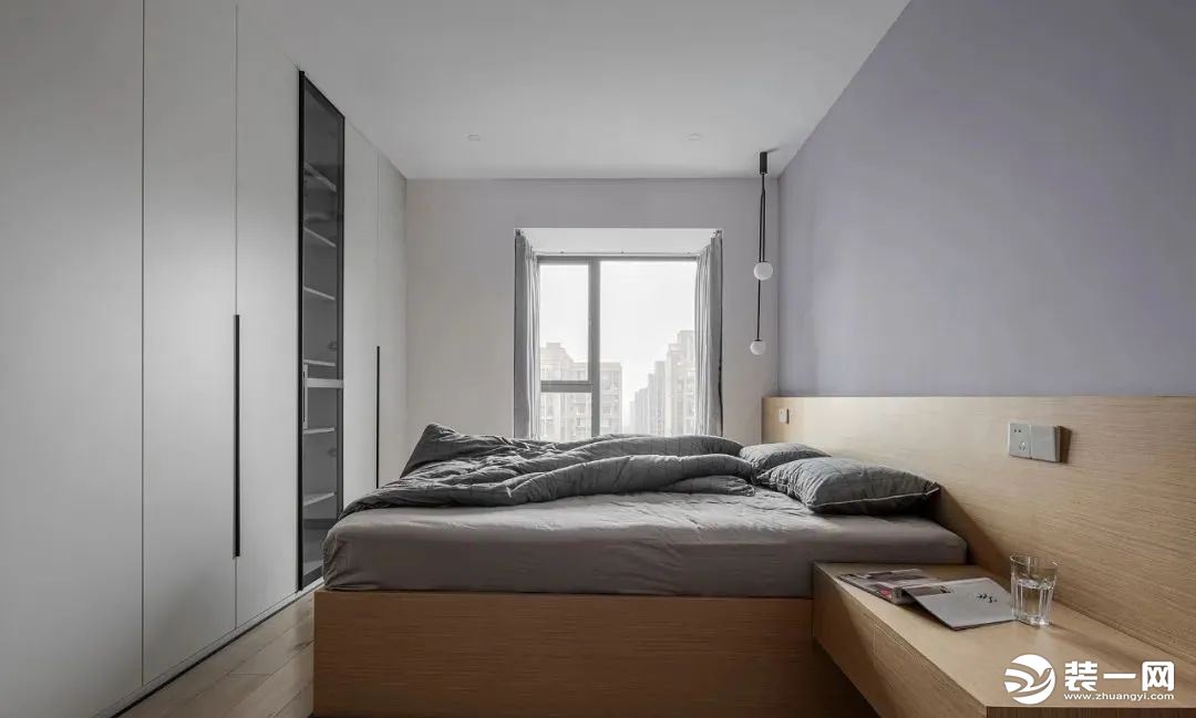 主卧，床头背景墙涂刷紫灰色乳胶漆，搭配木质床头靠背，加上无主灯设计，营造出自然灵动的睡眠氛围。整体定