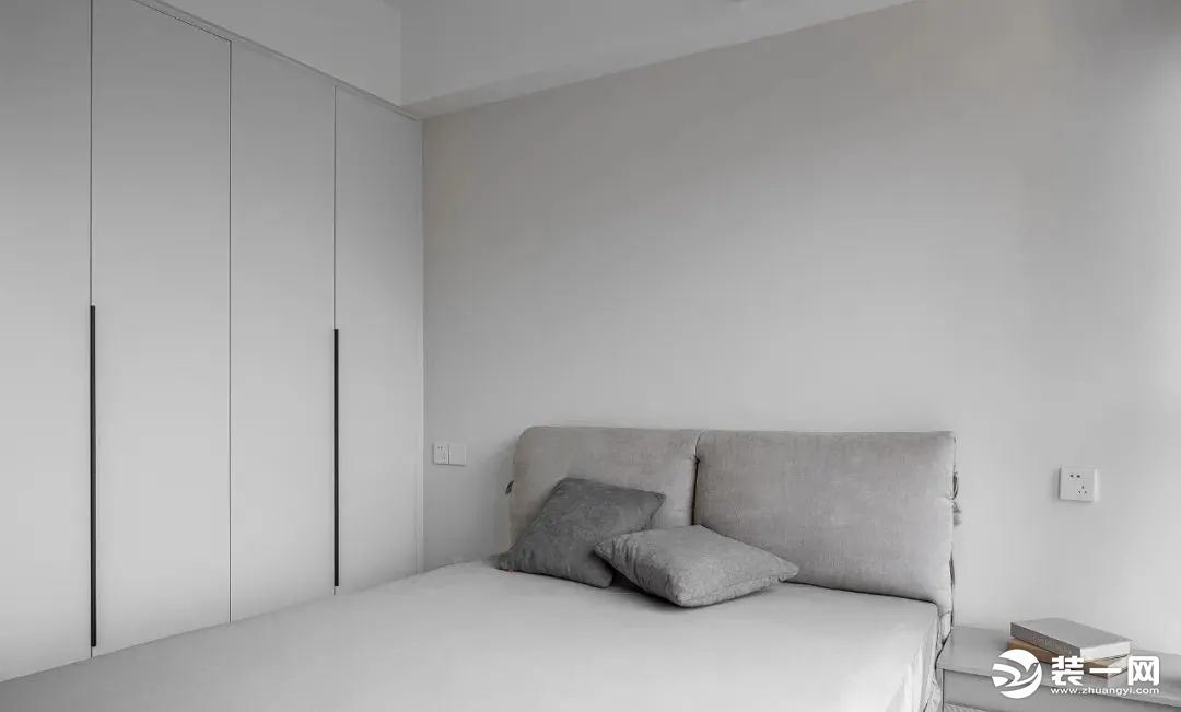 次卧，整体以素雅高级的灰色为主，没有任何的装饰与造型，打造出最纯粹的睡眠氛围。