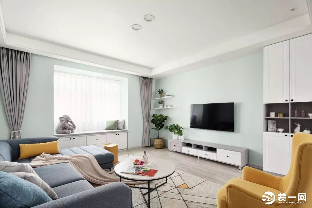 清新薄荷绿的电视墙，配白色电视柜、收纳柜和置物架，简洁雅致又不失时尚实用。
