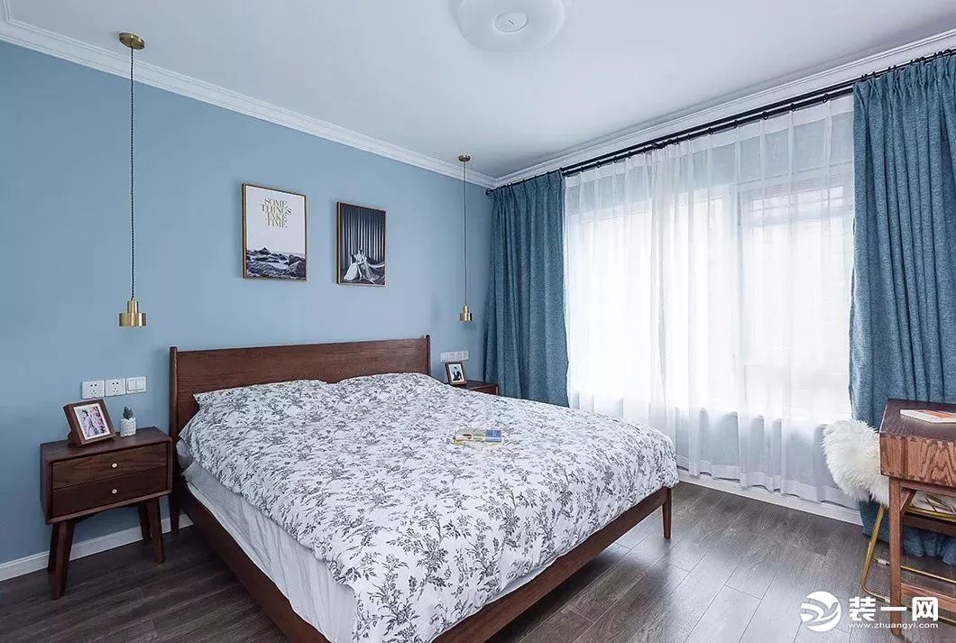 次卧是延续了主体的蓝色作为主色调，而且在小清新的蓝白搭配之中，选择了深木色的家具，让卧室更加的沉稳。