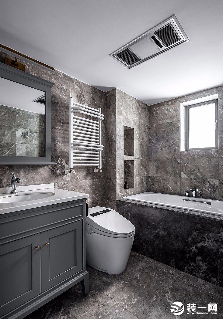  深灰与意大利浅灰大理石瓷砖的铺贴，缔造出完美的品质感。临浴缸一侧的墙面设置壁龛，兼具实用性和美观性