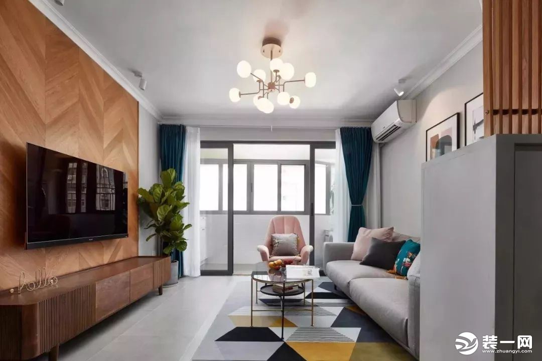 客厅墙地面搭配以时尚灰色，通过地毯、抱枕、单人沙发椅子等家具软装点缀温馨的色调，营造活力感。