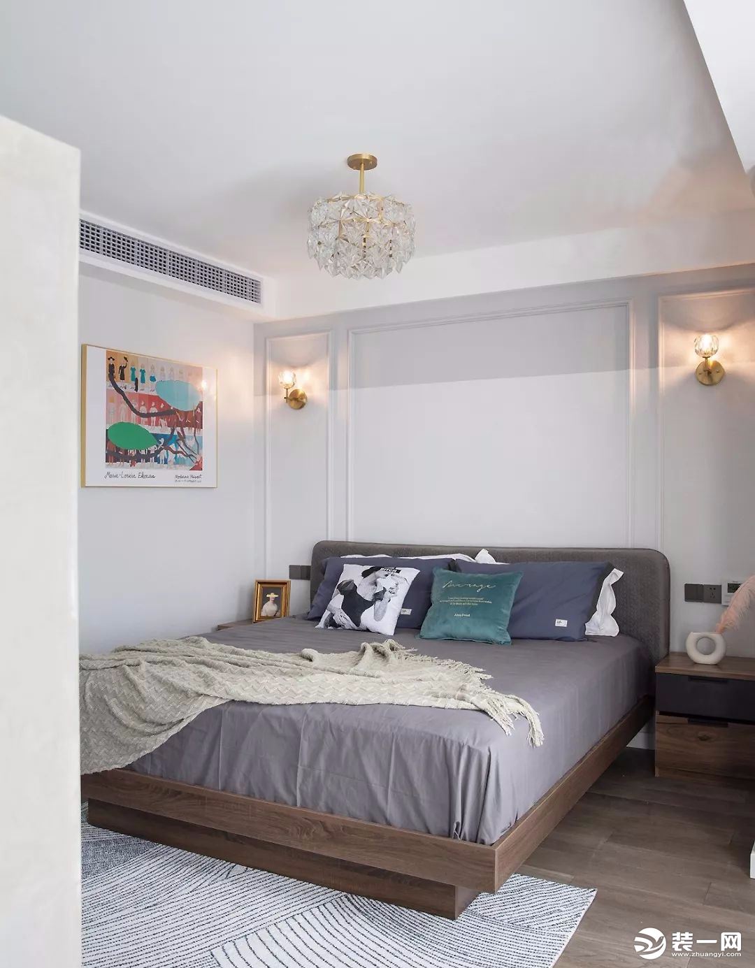 床头背景墙以对称壁灯为界限采用拼色设计，柔和的划分提升空间气质，不会给人视觉压力感。