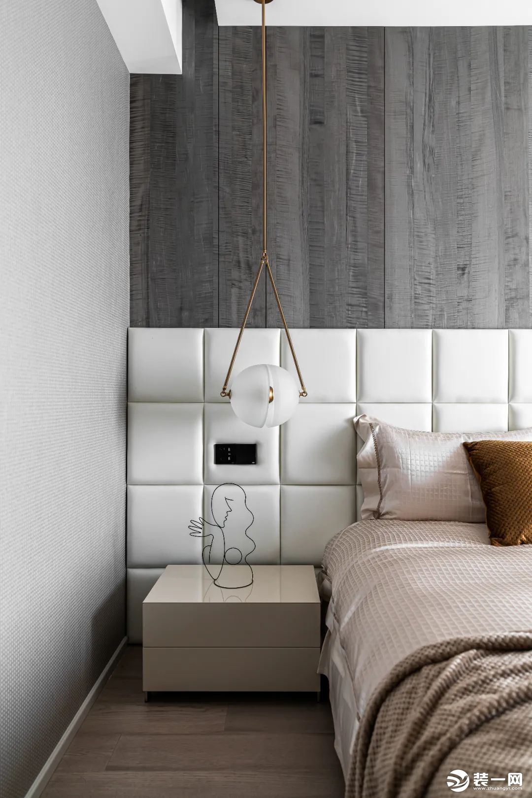 主卧，床头背景墙采用浅色软包+深色木地板上墙的组合，尽显高级质感。床尾墙面打造了衣柜+化妆台+电视柜