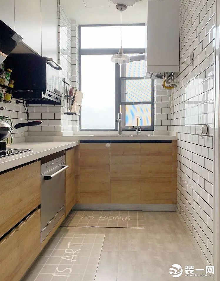 厨房，灰色的地砖+格子字母地毯，简约耐看，舒适文艺。定制了L型的橱柜布局，提供了充足的收纳+操作空间