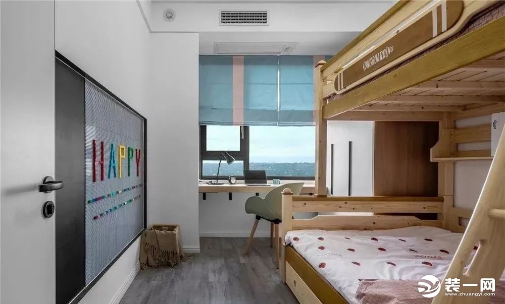 儿童房，采用高低床的设计，可以紧跟时下二胎政策的潮流，还增加了空间利用率。靠窗设置了书桌椅，满足孩子