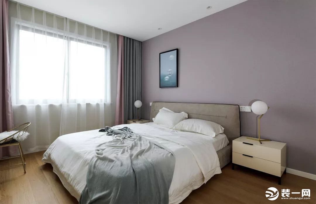 卧室在紫灰色的墙面，搭配上灰粉配的窗帘、灰白配的床单，布置出一种高冷简约的浪漫。